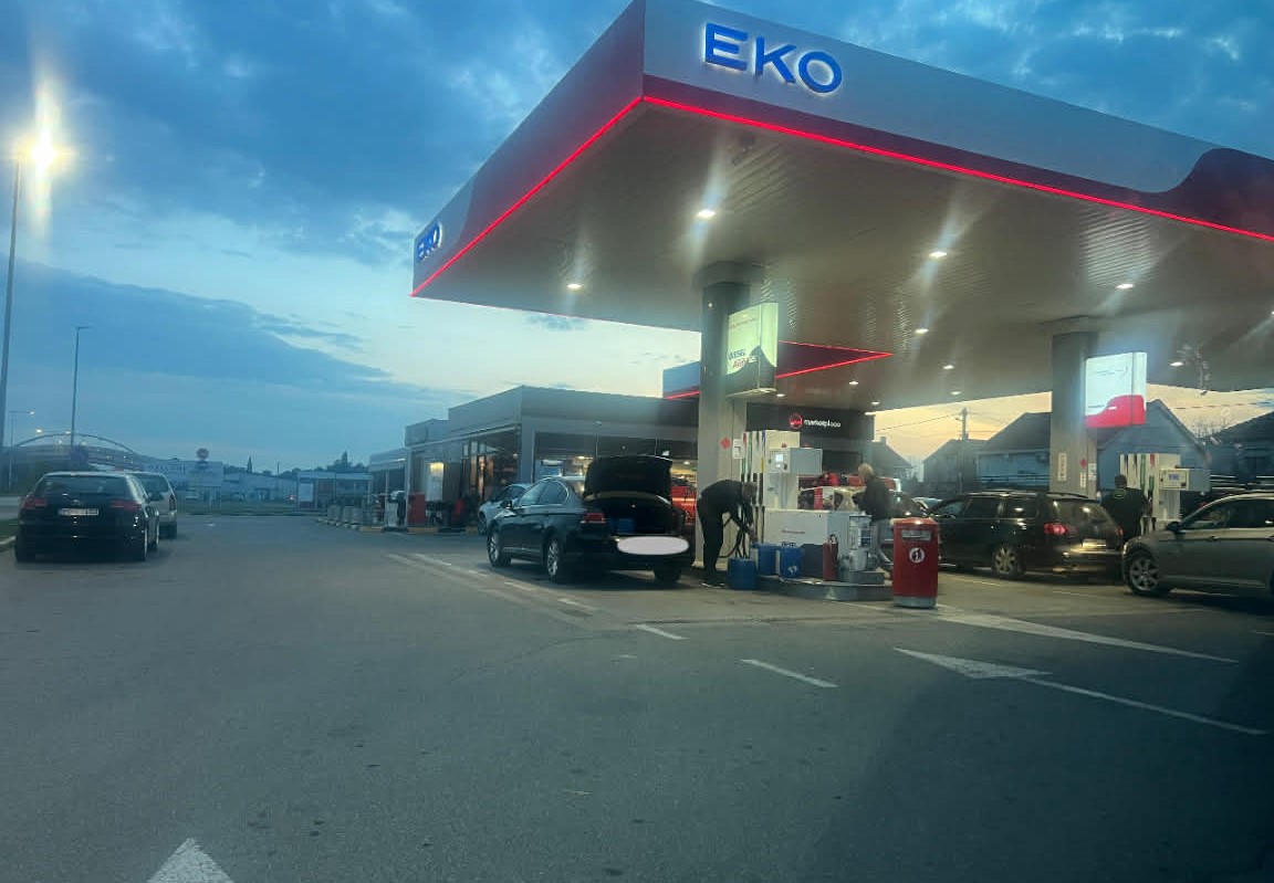 Haos na pumpama u Crnoj Gori: Zbog straha od nestašice gorivo se sipa i u rezrvoare i u bidone - zbog nastale panike oglasio se i ministar (FOTO)