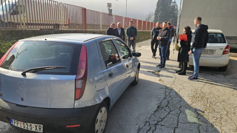Jedini "punto" kom su se baš svi obradovali - na njemu se najbolje uči: Opština Prijepolje donirala vozilo Tehničkoj školi za praktični nastavu đaka (FOTO)
