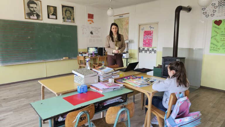 Školsko zvono zvoni samo za jednu devojčicu: Marija je jedini đak u maloj seoskoj školi kod Prijepolja, do učinioce stiže peške preko planine i ponosno kaže - nije me strah (FOTO)