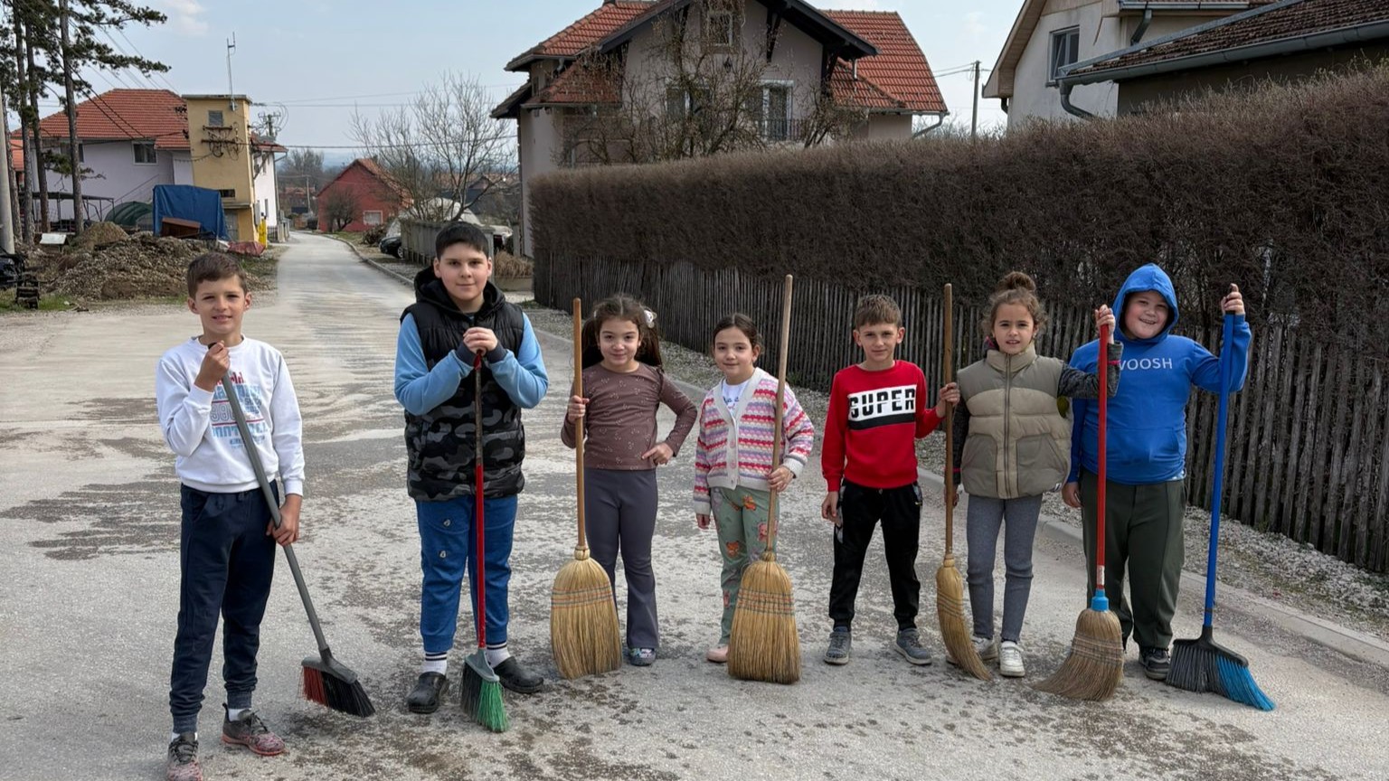 Prelepa slika iz sela Mršinci: Sedmoro mališana uzelo metle i poranili da sami očiste svoju ulicu - bravo deco (FOTO)