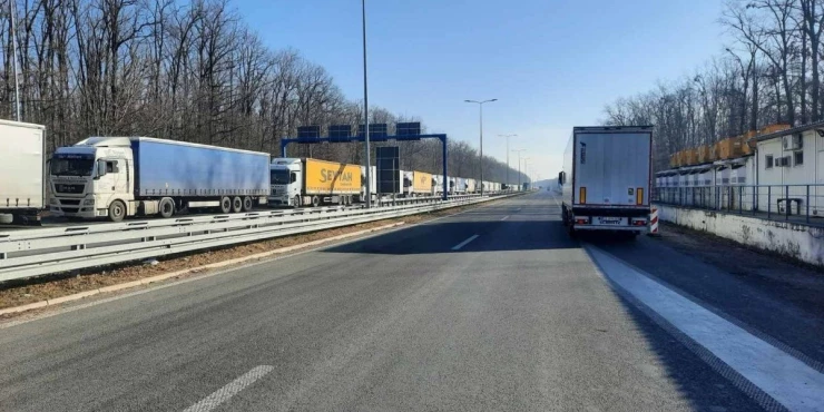 Pakao na granici, teretnjaci na ovom prelazu čekaju i po četiri sata: Kolone kamiona na izlazu iz Srbije, gužve i na Šidu