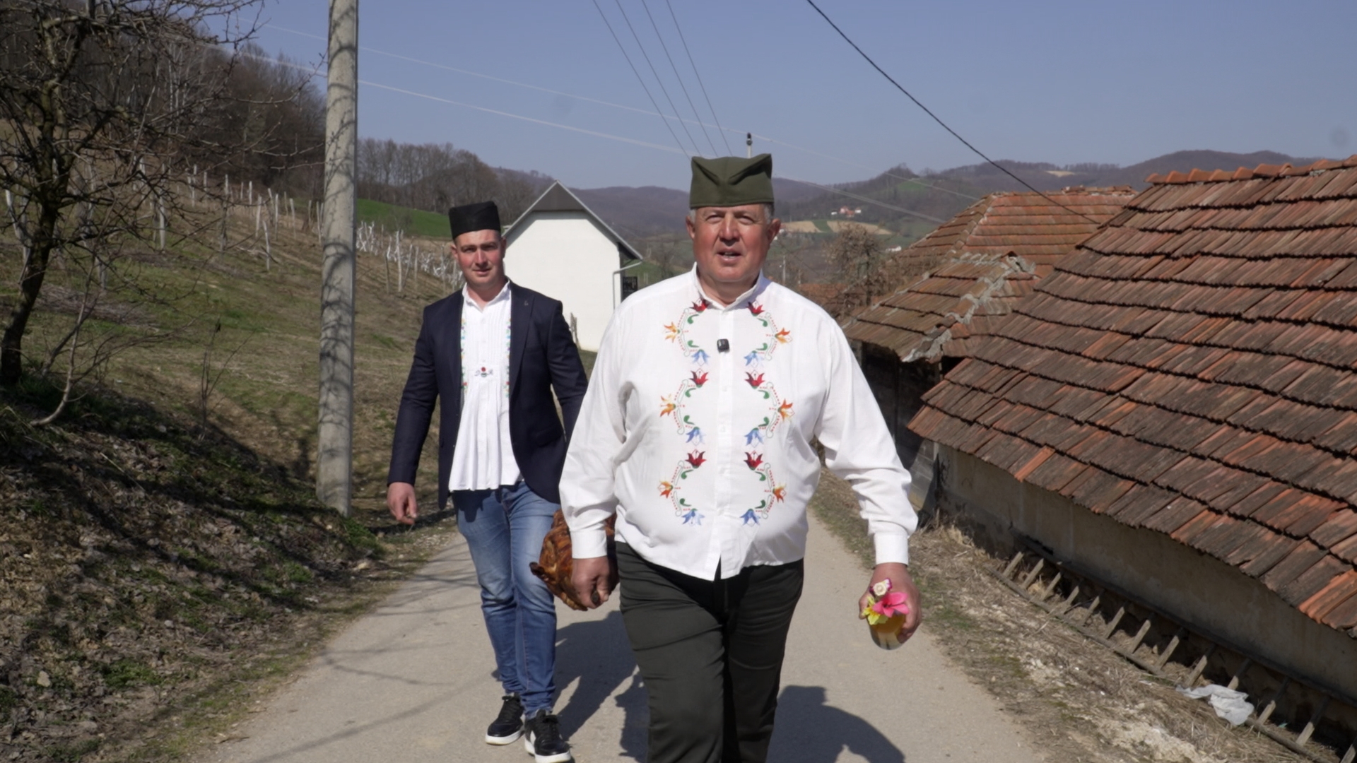 Rumena korica krcka, a na glavi nakrivljena šajkača: Domaćin Mikan iz Kotraže spremio vruće pečeno prase i domaću rakiju za Vučića - mnogo smo zahvalni predsedniku (FOTO)(VIDEO)