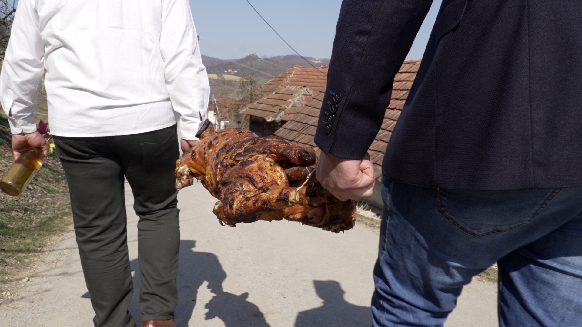 Mikan iz Kotraže spremio vruće pečeno prase i domaću rakiju za predsednika Vučića/ Foto: RINA