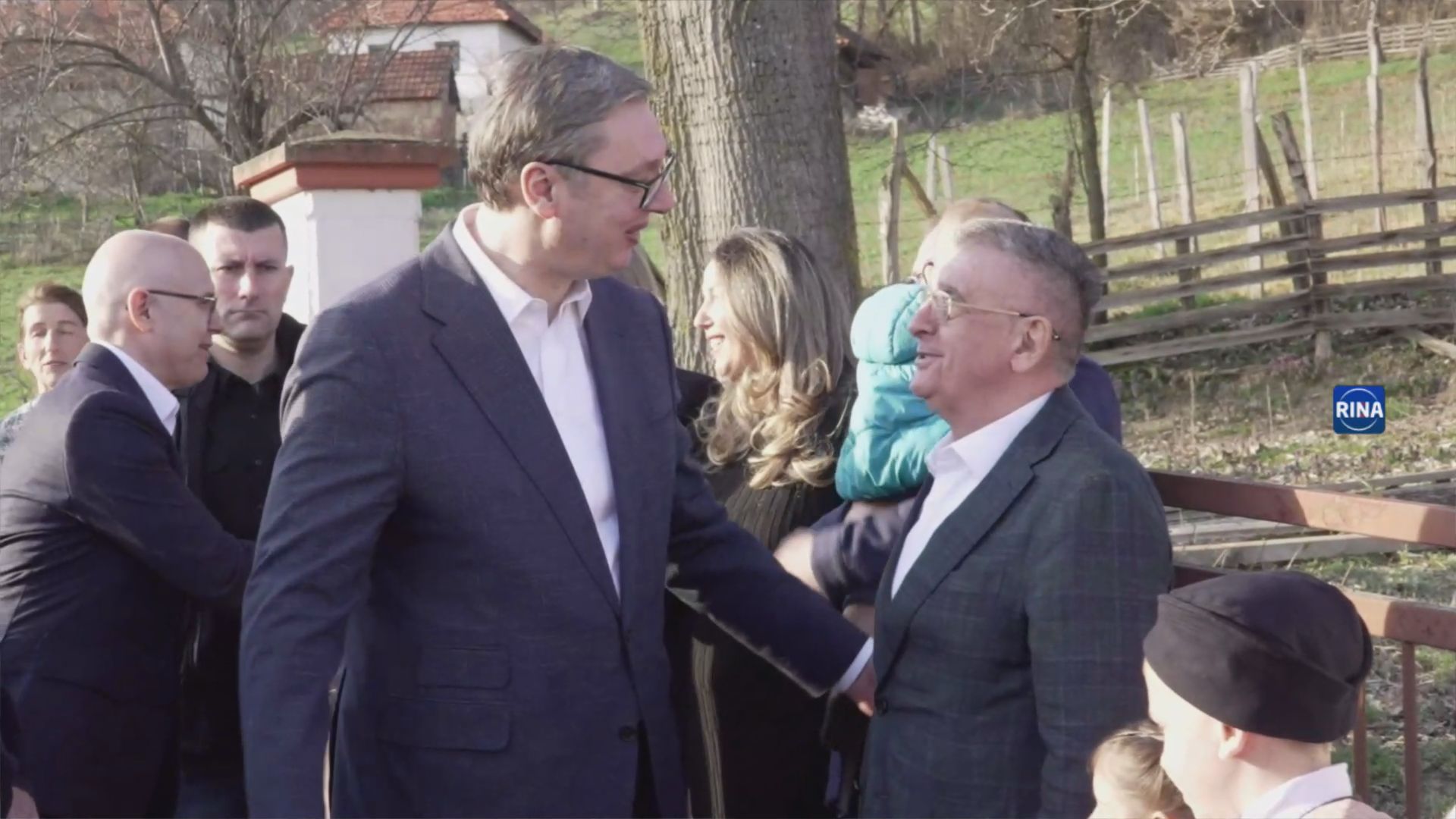 Tri kilometra asfalta za Slavicu: Vučić uz trubače domaćinski dočekan u Kotraži - uložićemo još u ovo selo (FOTO) 