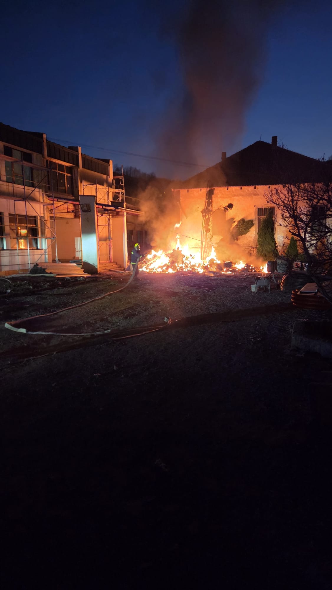 Podmetnut požar u školi u Kosjeriću: Zapaljena OŠ „Mito Igumanović“, vatrogasci na licu mesta/ Foto: RINA