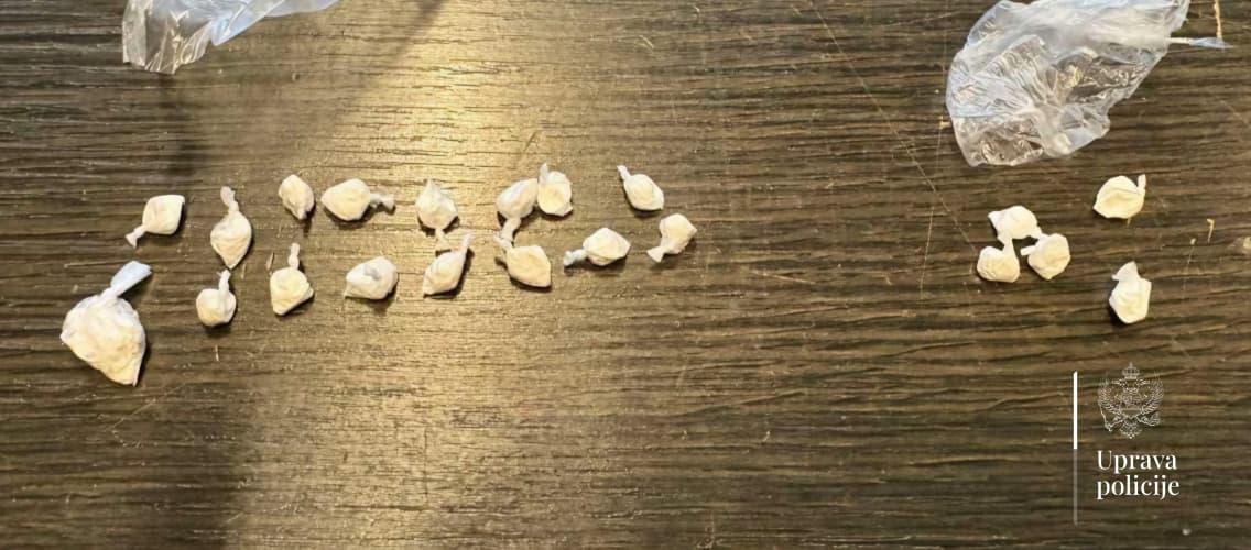 Kokain rasporedio u 21 kesicu, policija sve oduzela: Uhapšen muškarac iz Podgorice zbog sumnje na trgovinu drogom