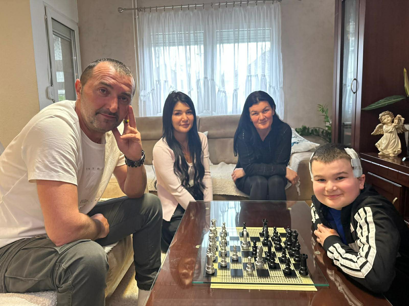 To mi je bio najbolji dan u životu: Posetili smo dečaka Andriju tri dana nakon što mu je u goste došao predsednik - osmeh ne silazi sa lica a stigao je i obećani šah (FOTO)
