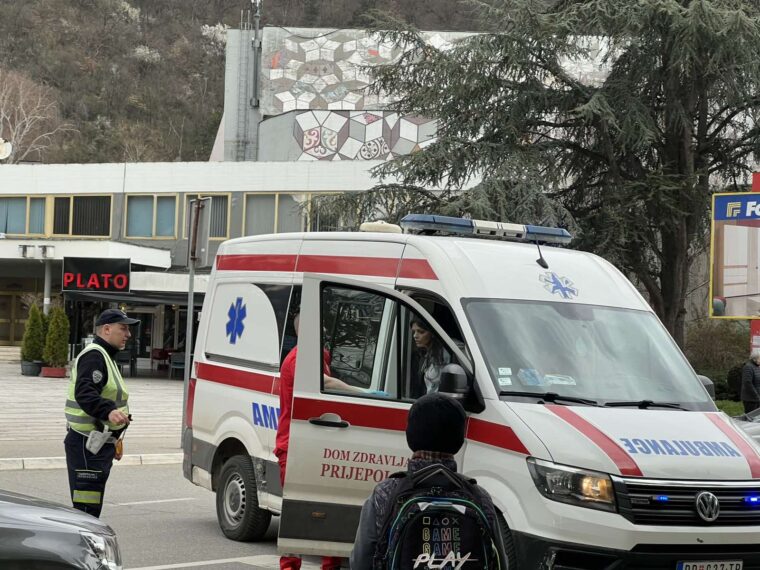 Motor oboren na zemlju, pored putničko vozilo: Žestok sudar u centru Prijepolja, na licu mesta policija i Hitna pomoć (FOTO)