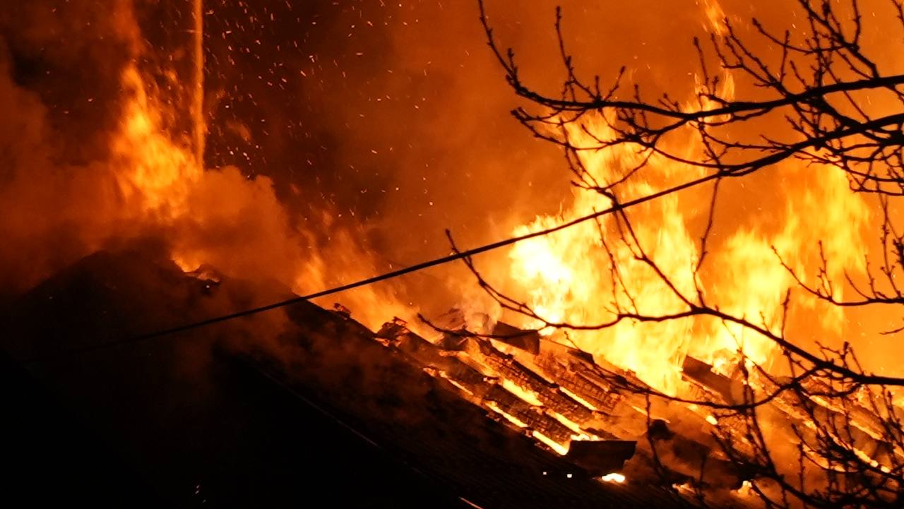 Sve je izgorelo, nije ostao ni šrafciger: Čačani pokrenuli akciju pomoći za sugrađane kojima je izgorela stolarska radionica - duže od 30 godina hranila pet porodica