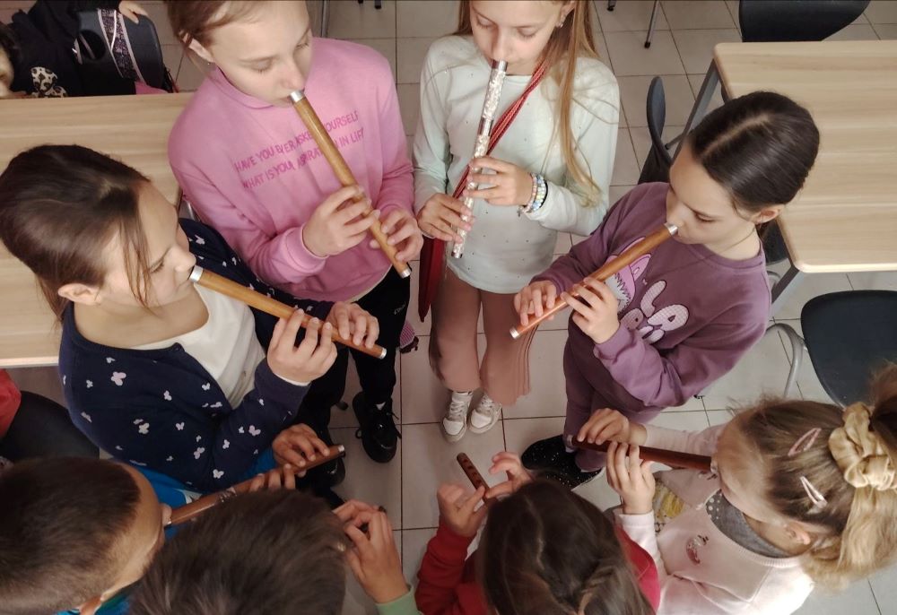 Ovako se čuva srpska tradicija: Učenici iz Bresnice već treći mesec uče kako da sviraju frulu 