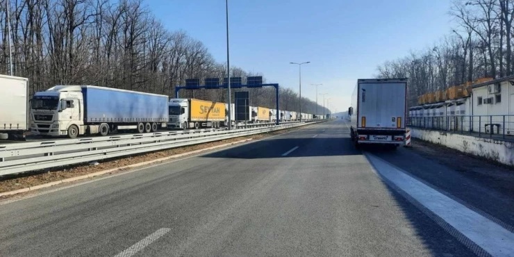Kolaps na granicama: Kamioni na izlazu iz Srbije stoje i do pet sati, kilometarske kolone na više prelaza