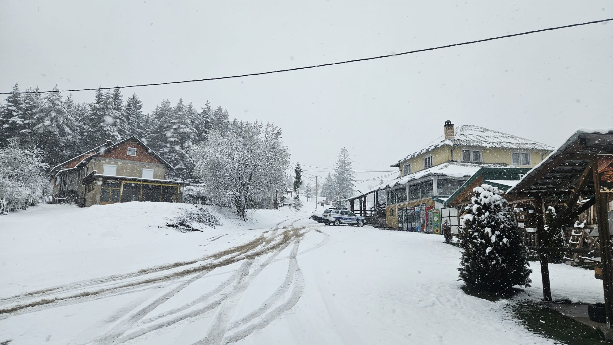 Snežna mećava preko Zlatibora i Jabuke: Novih 10 centimetara palo u planinskim selima, vozači - oprez (FOTO)(VIDEO)