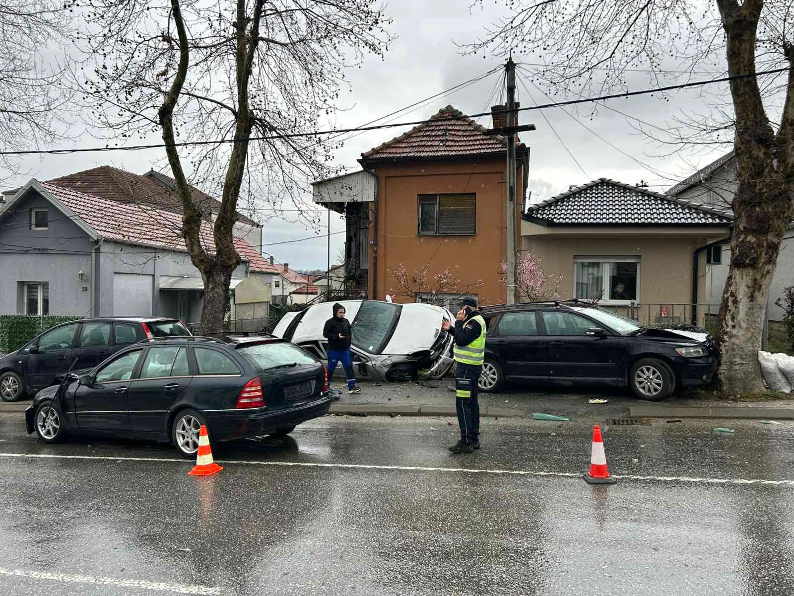 Mladić star 29 godina poginuo u Kragujevcu: Teška nesreća rano jutros odnela mlad život, na licu mesta smrskana vozila (FOTO)