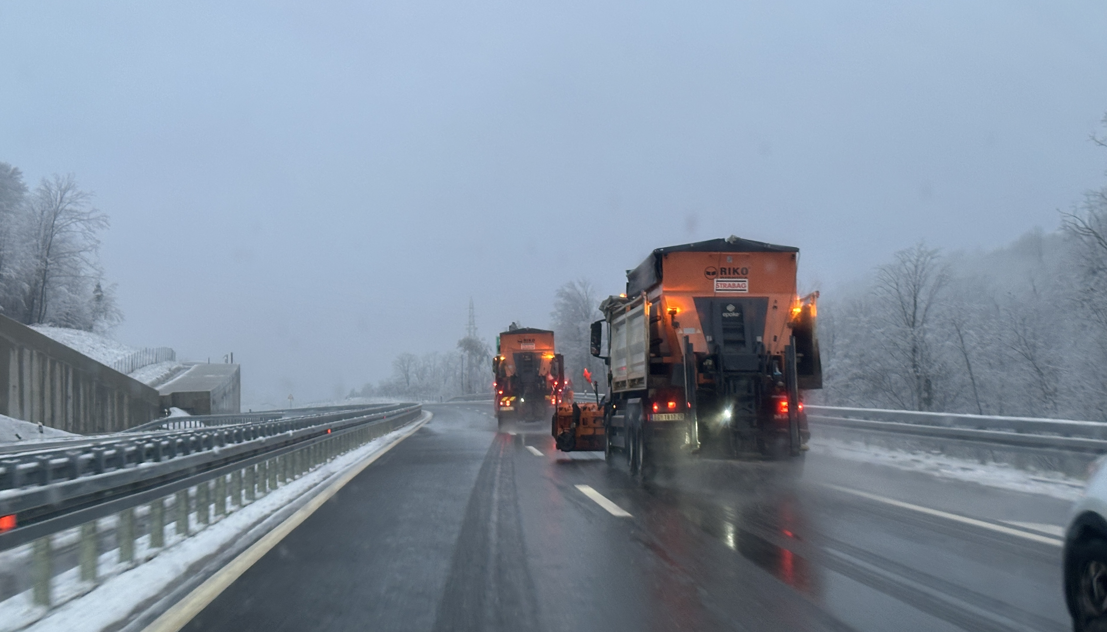 Sneg okovao Zapadnu Srbiju, tokom noći palo preko 20 centimetara: Na terenu 12 ekipa a uključena i teška mehanizacija - svuda zabranjen saobraćaj za šlepere (FOTO)