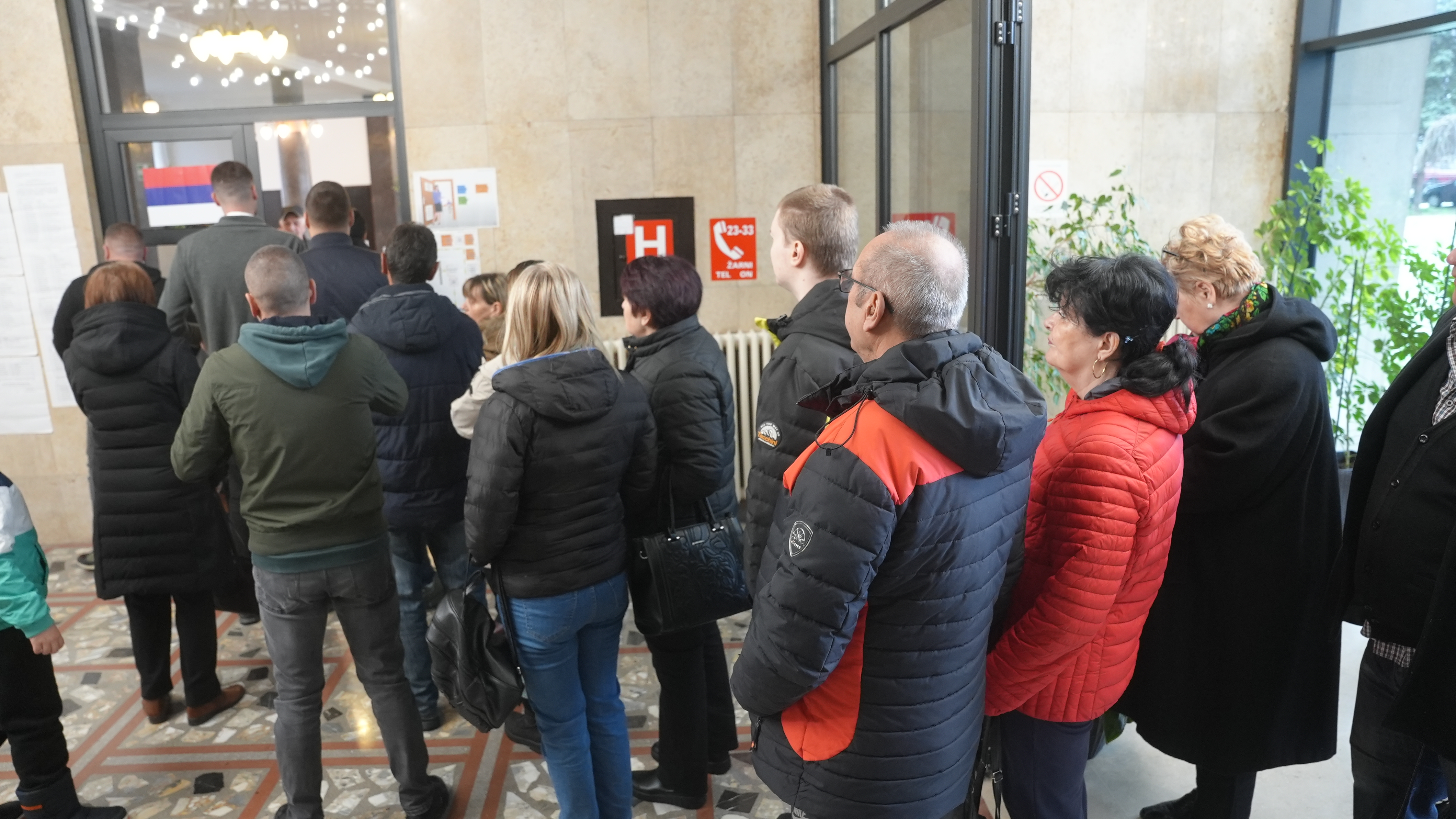 Ogromne gužve u Lučanima: U redu se čeka na glasanje, izlaznost do 12 sati - u Sevojnu 37,7 a u Bajinoj Bašti 32 odsto (FOTO)
