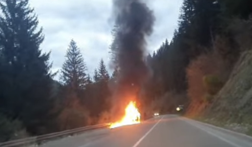 Sve je u plamenu: Zapalilo se vozilo kod Užica, buktinja pored glavnog puta