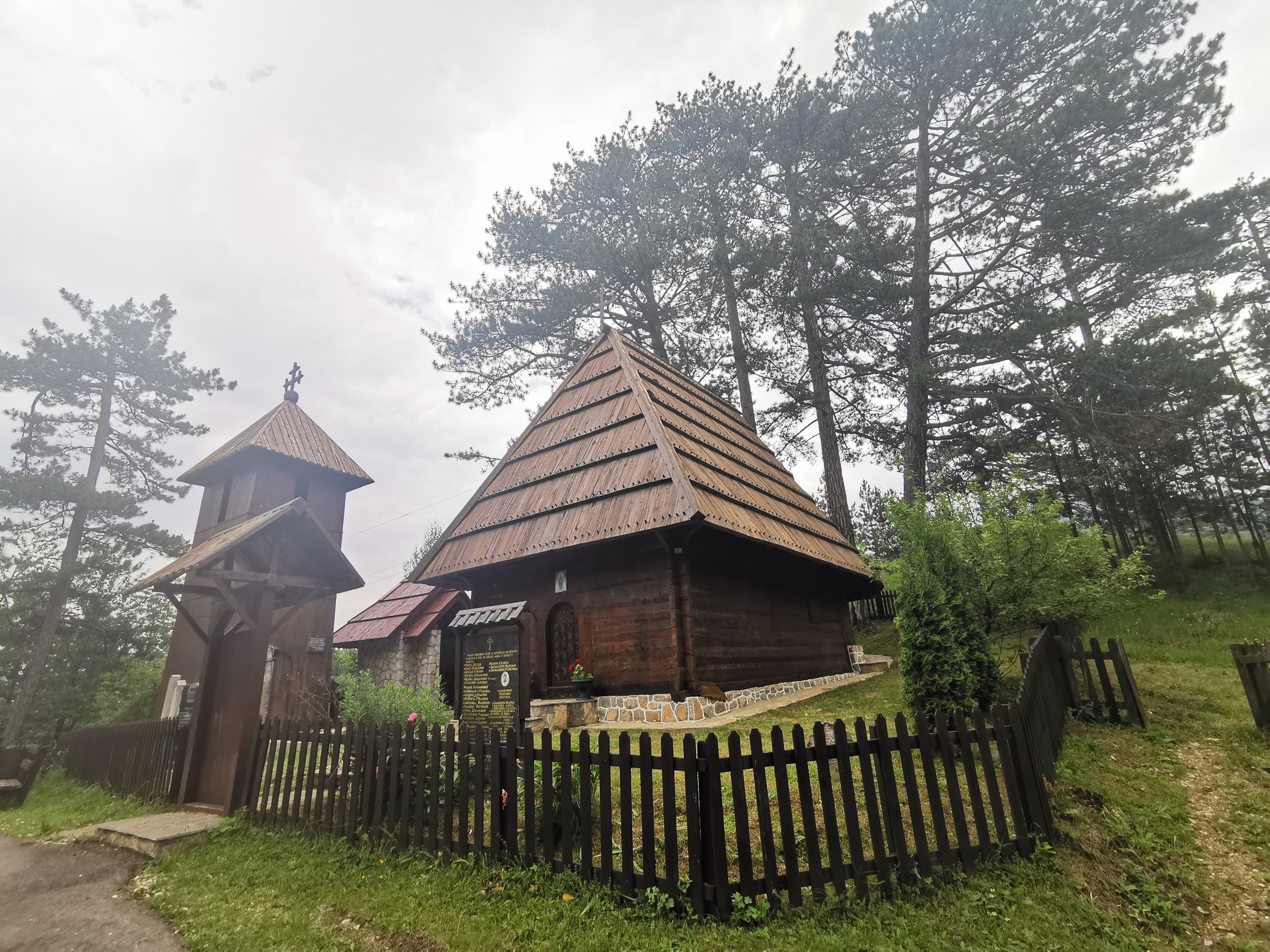 Nije Zlatibor samo betonirani centar - vidite ovu lepotu: Crkva brvnara u selu Jablanica odoleva vekovima - netaknuti biser sakriven u borovoj šumi (FOTO)