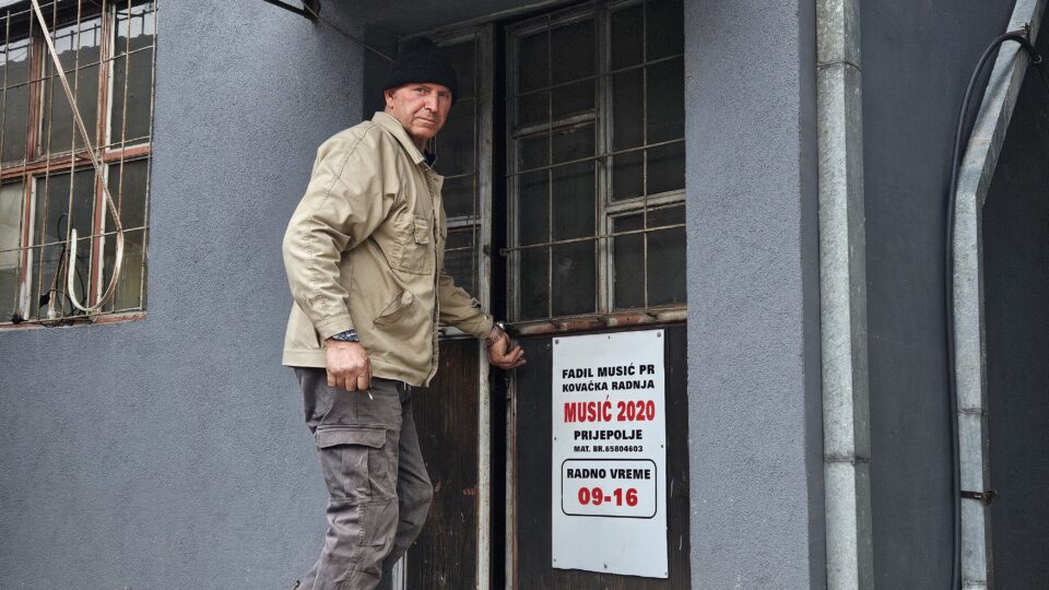 U njegovoj radionici još se čuje zvuk čekića o užareno gvožđe: Fadil je među poslednjim kovačima u Polimskoj dolini, čuva stari zanat i tradiciju (FOTO)