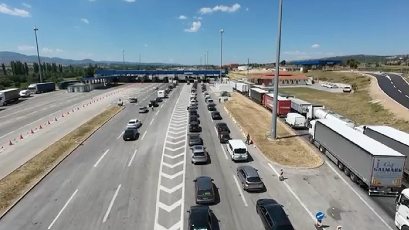 Kolone na izlazu iz Srbije: Kamioni na Batrovcima čekaju osam sati, gužve i na Šidu, Bezdanu i Kelebiji