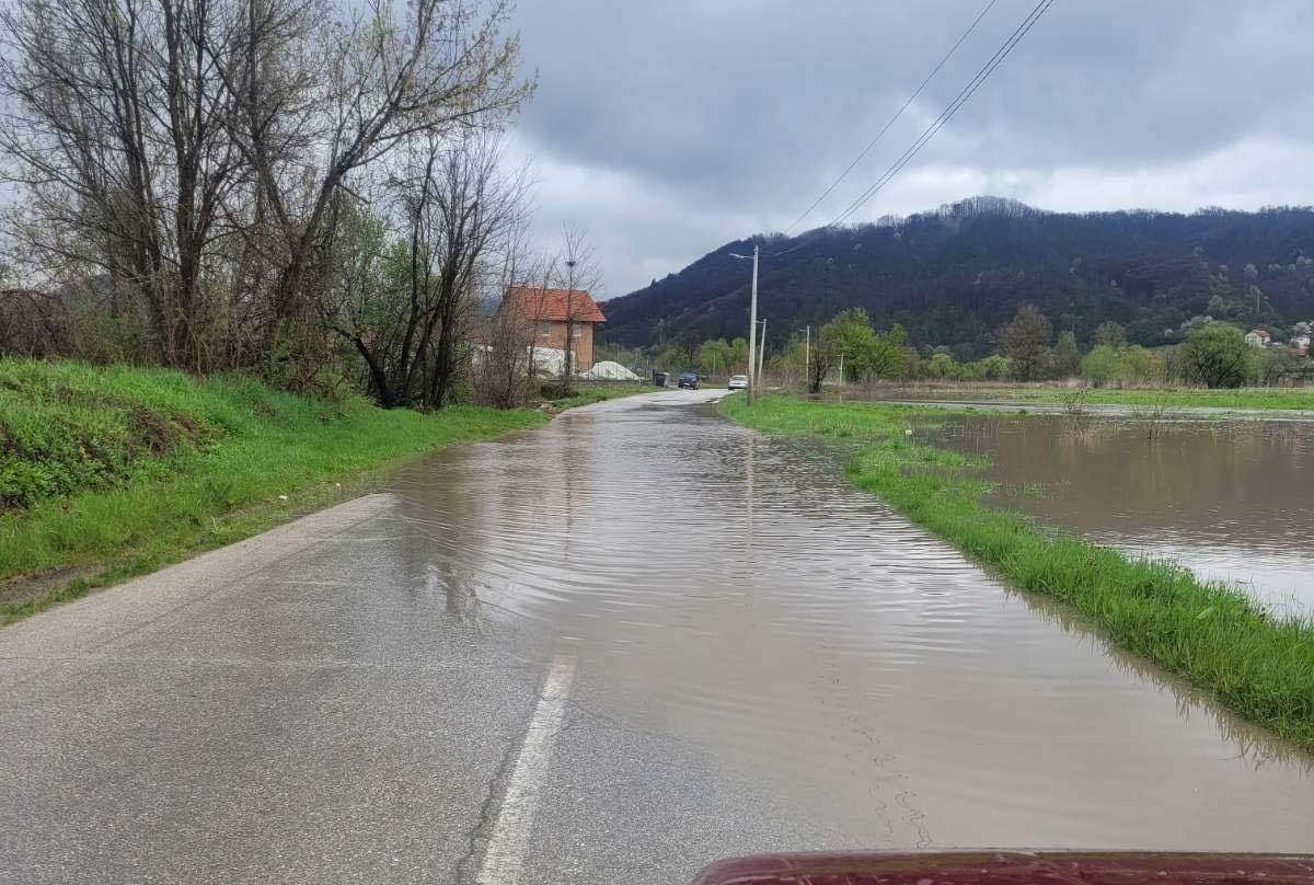 Poplavljene njive i lokalni put: Izlila se reka Zapadna Morava u selima kod Požege, nadležne ekipe obilaze teren (FOTO)