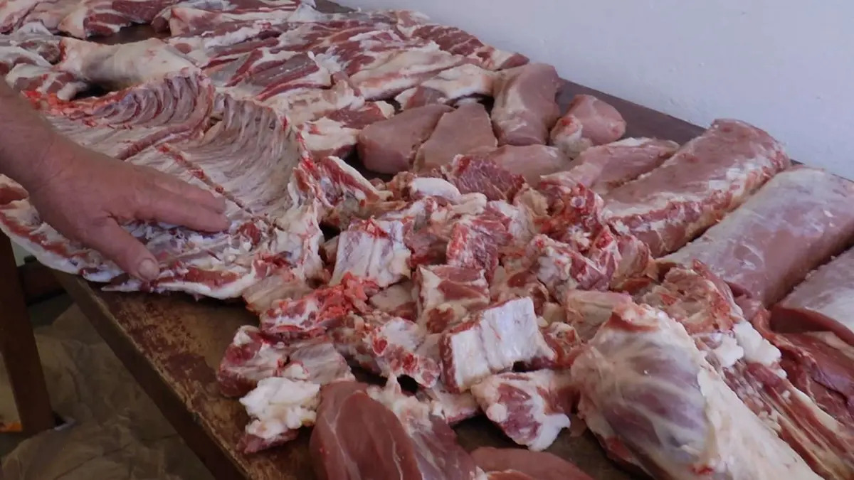 Velika potražnja ovih dana za mesarima, svi se spremaju za praznik: Majstor Beli otkriva - kolenica za kupus, kosti za pasulj a vrat za roštilj (FOTO)