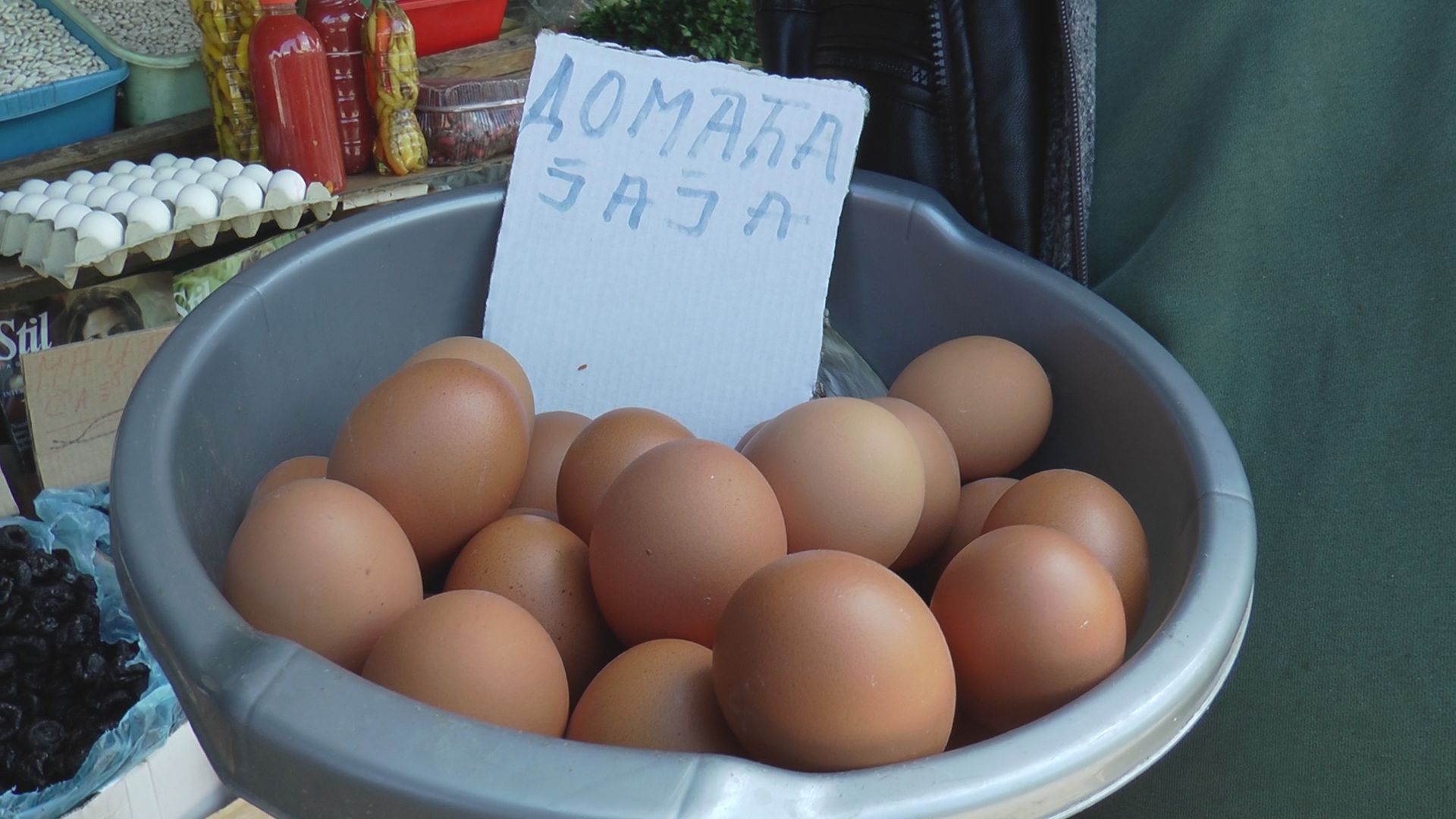 Sva jaja se razgrabila na čačanskoj pijaci, potražnja veća nego ikada: Ove godine cena od 10 do 40 dinara, a prodavci kažu - kvalitet je odličan (FOTO)