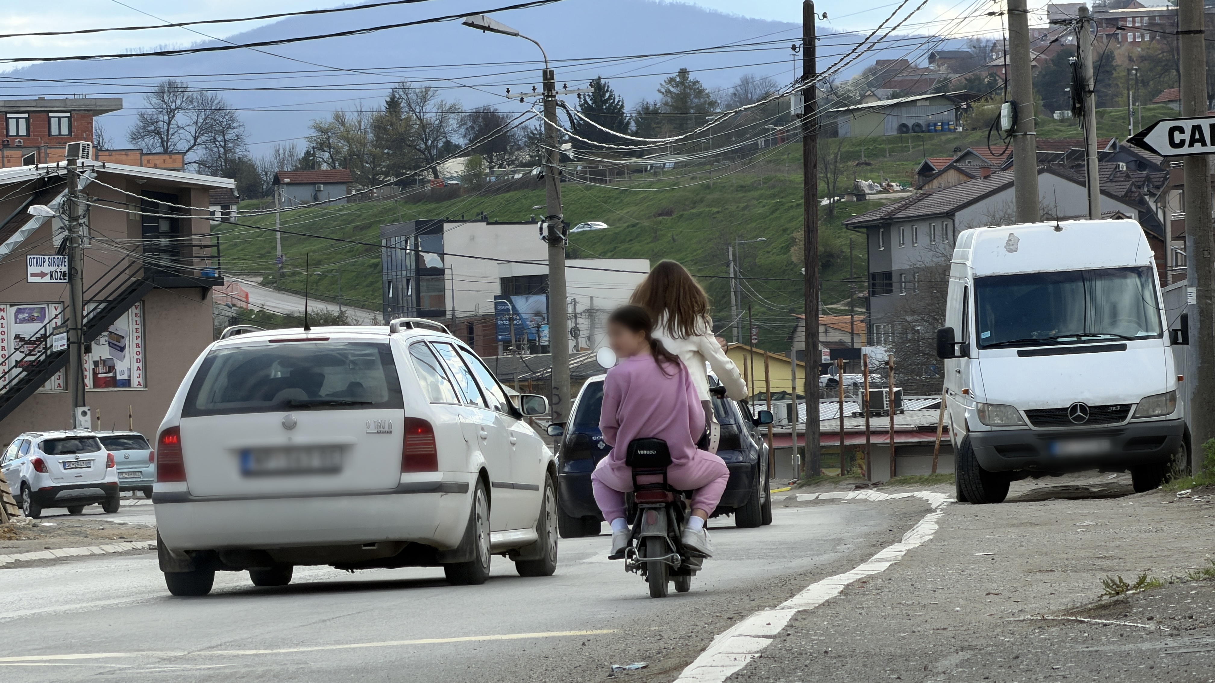 Alarmantan prizor iz Novog Pazara: Dan nakon što je stradala tinejdžerka, maloletnice ponovo viđene da upravljaju vozilima u saobraćaju (FOTO) 