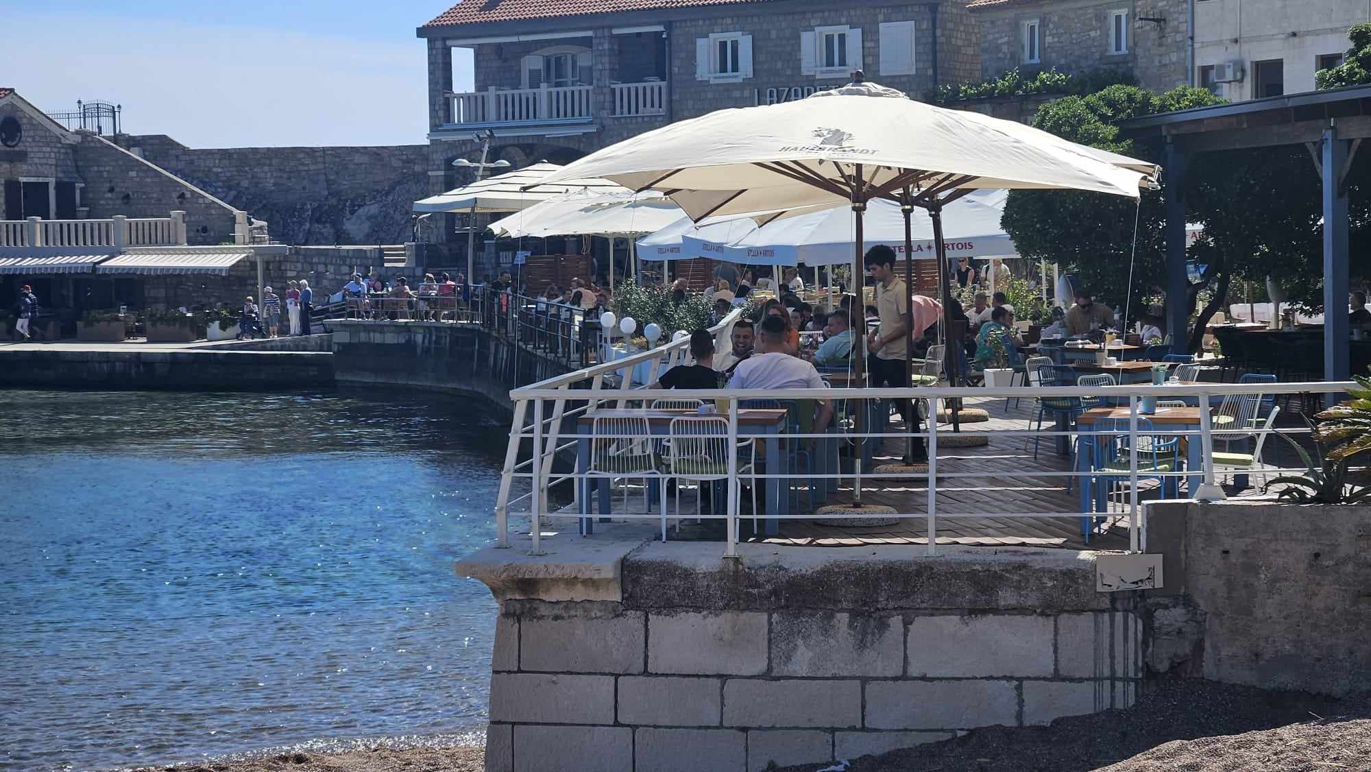 Budva i Herceg Novi puni gostiju iz Srbije: Građani masovno za vaskršnje praznike otišli na more - ovo su trenutne cene na crnogorskoj obali