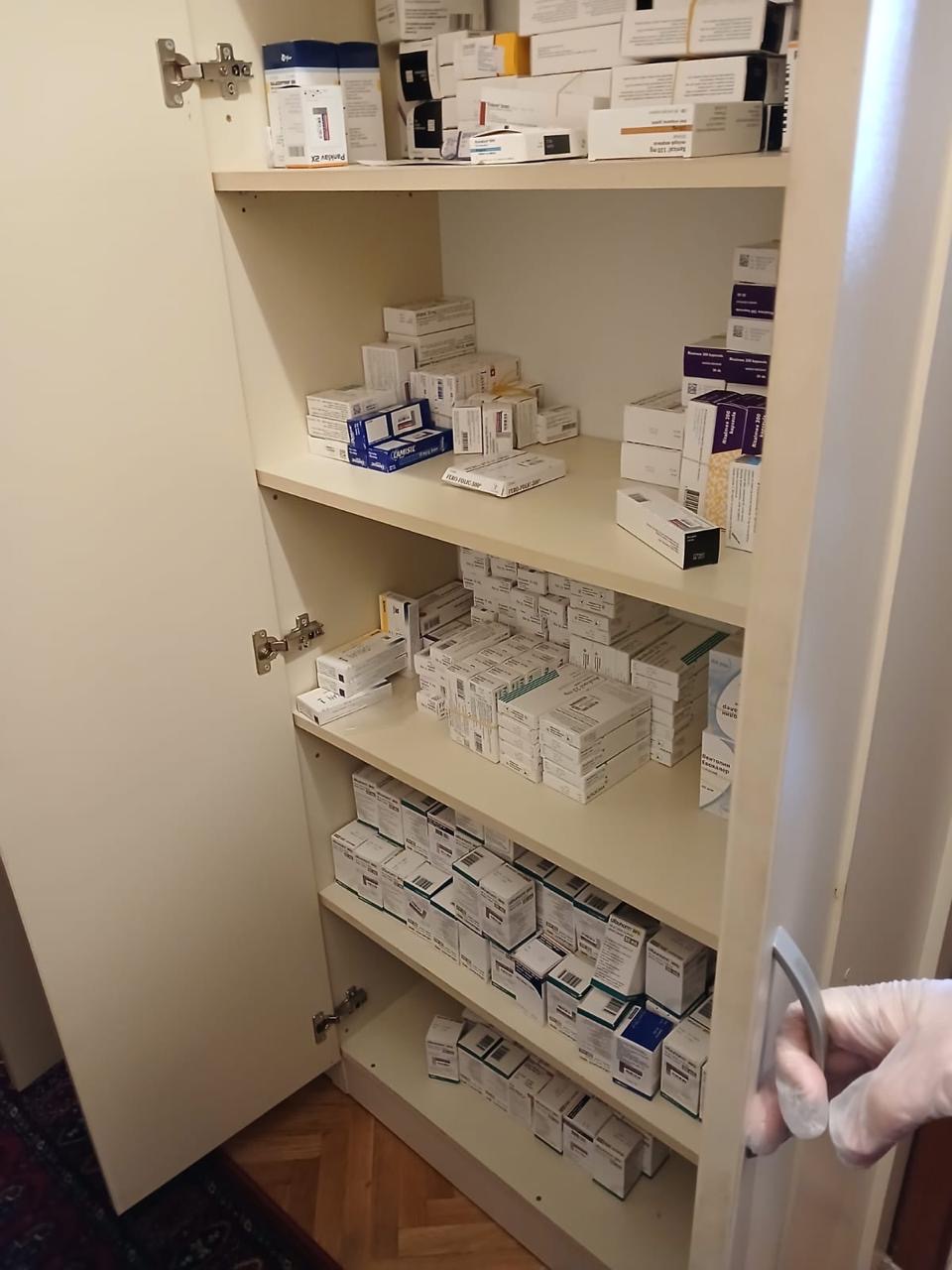 Otkriven ilegalni lanac lekova: U stanu u Baru pronađeno još 2.406 kutija, ukupno zaplenjeno skoro 4.000 medikamenata/ Foto: UP Crne Gore