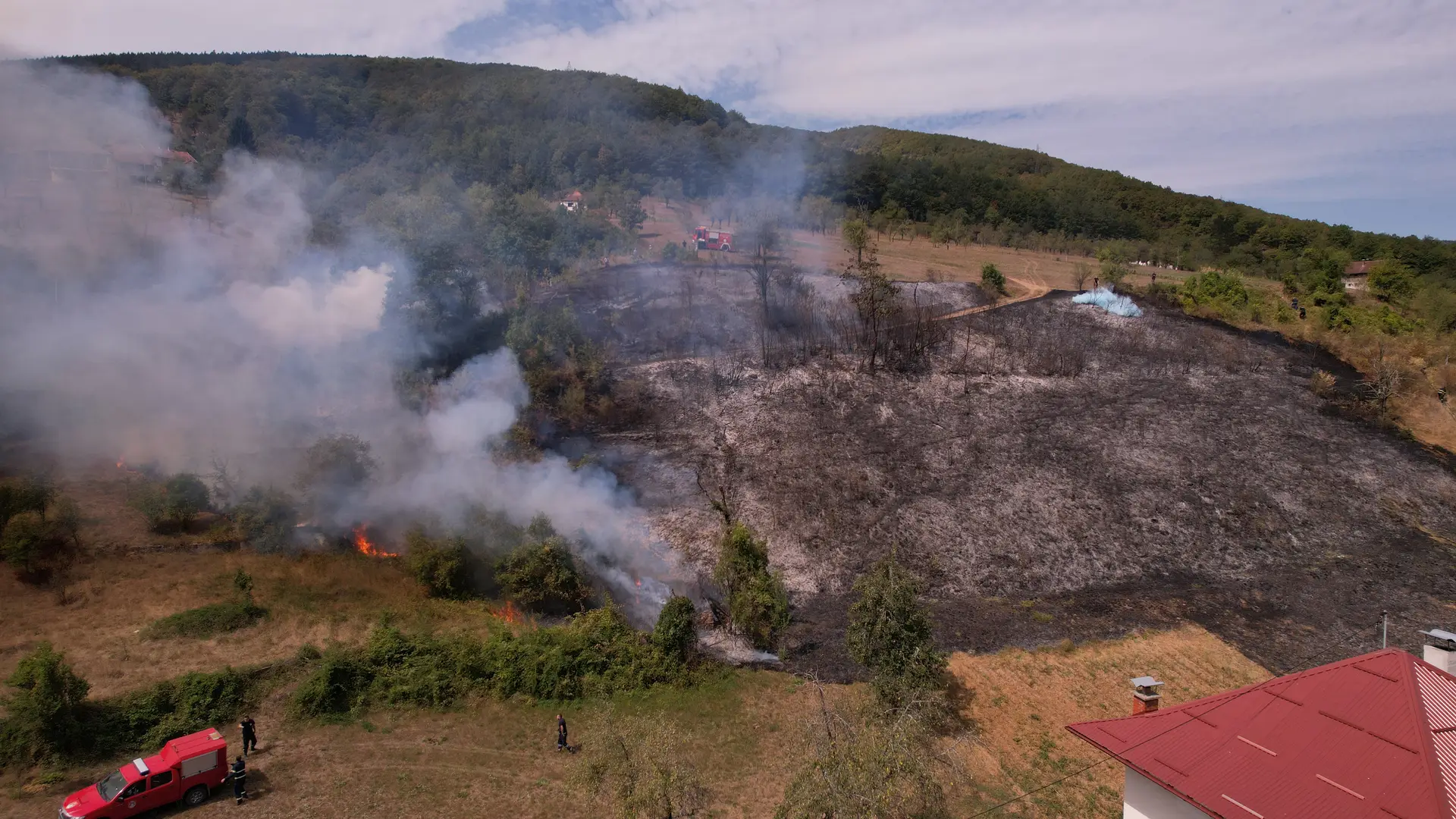 Gust dim kulja iz borove šume iznad Hamdića: Požar na ulazu u Foču i dalje aktivan, vatrogasci i meštani na terenu (FOTO)