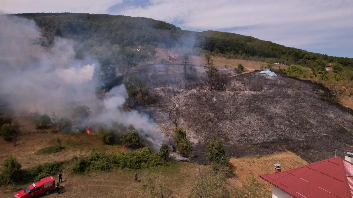 Gust dim kulja iz borove šume iznad Hamdića: Požar na ulazu u Foču i dalje aktivan, vatrogasci i meštani na terenu (FOTO)