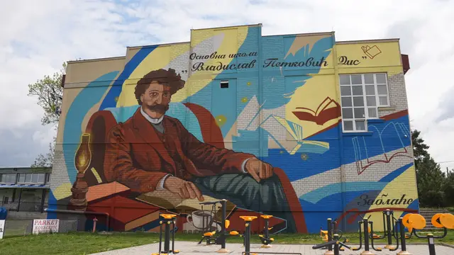 Oslikan mural na školi u selu Zablaće, foto: RINA