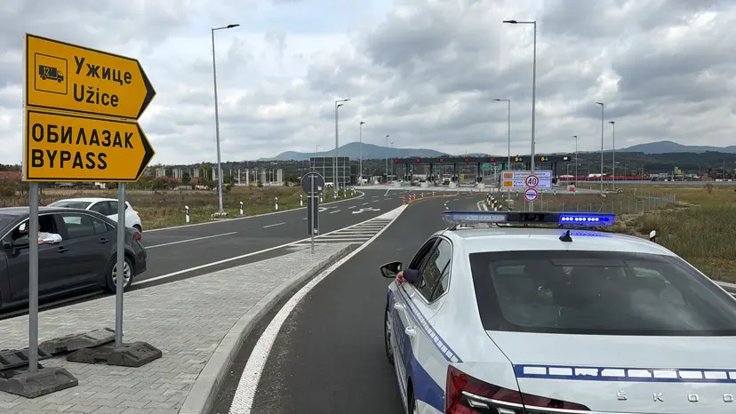 Vozač pokušao da ugasi zapaljeni karton, ali se vatra brzo proširila: Požar blokirao saobraćaj ka Beogradu (FOTO)(VIDEO)