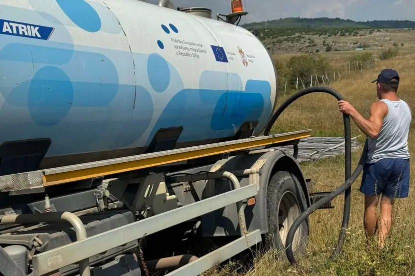 Nikad gore nije bilo, ovo je prvo leto da su i tokom noći temperature na Pešteru tropske: Meštani žedni i očajni, životinje nemaju čime da napoje - jedini spas su cisterne (FOTO)