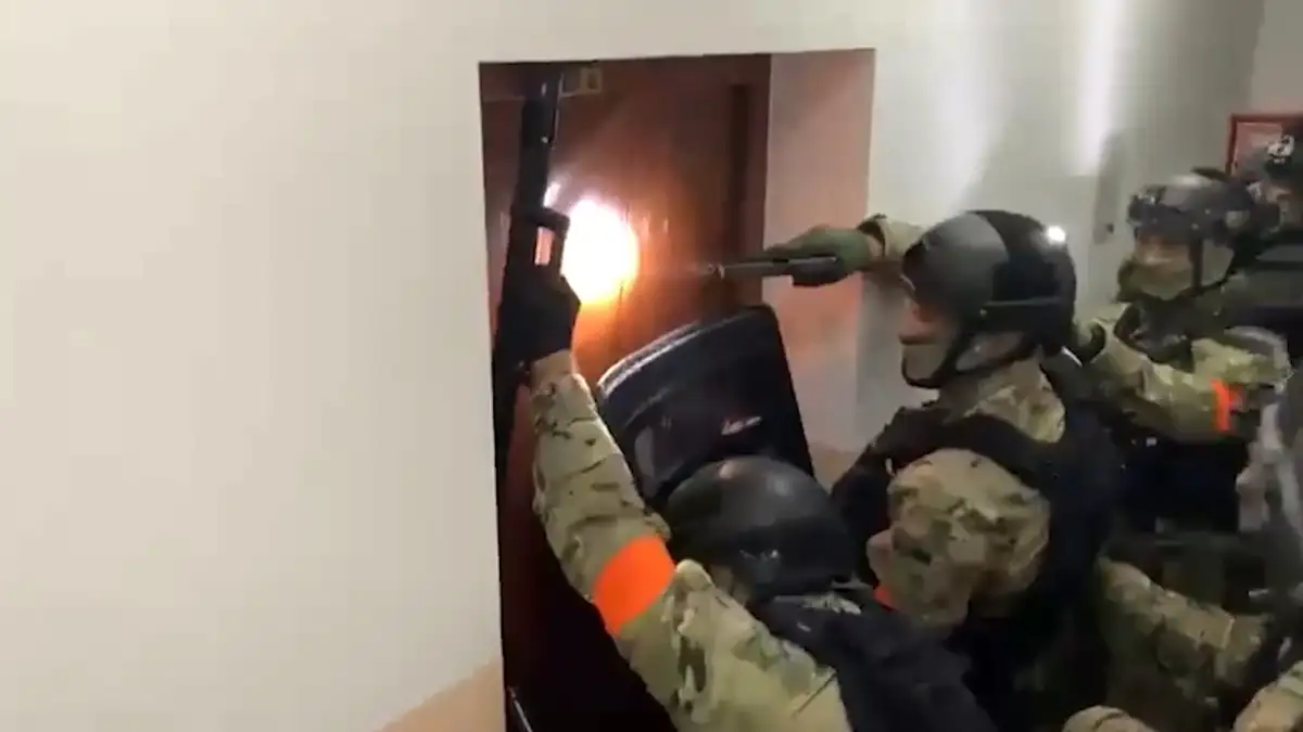 Planirali da na dan izbora zapale Beograd: Ovo su snimci hapšenja osumnjičenih za planirano izazivanje nereda u prestonici (VIDEO)