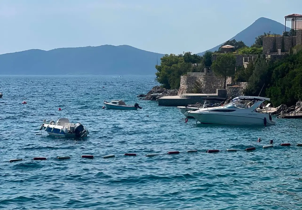 Ko se na ovom mestu pomiri, nikad se više ne posvađa: Posebna legenda vezana za plažu Mirište kod Herceg Novog - ovog leta Srbi najbrojniji gosti (FOTO)