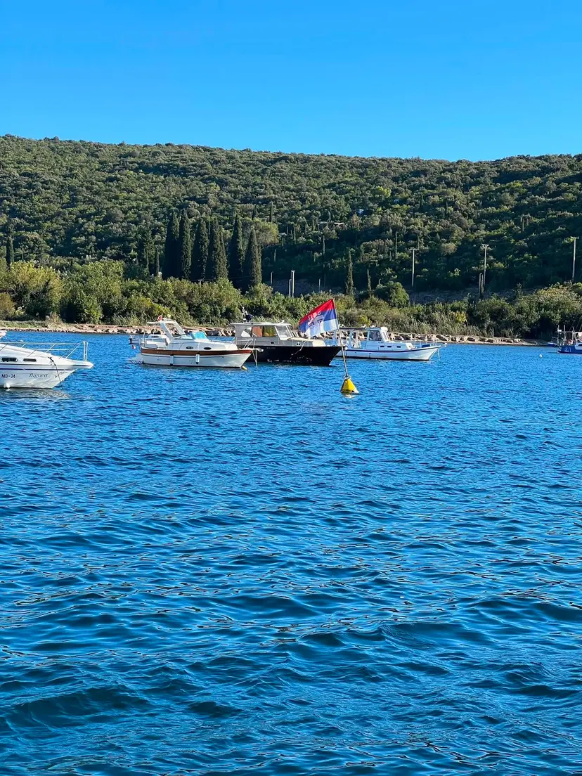 Ovo je najlepše ribarsko selo u Crnoj Gori, usred mora - srpska trobojka: Bigova je parče raja na zemlji, bude vas talasi i miris pržene ribe (FOTO)