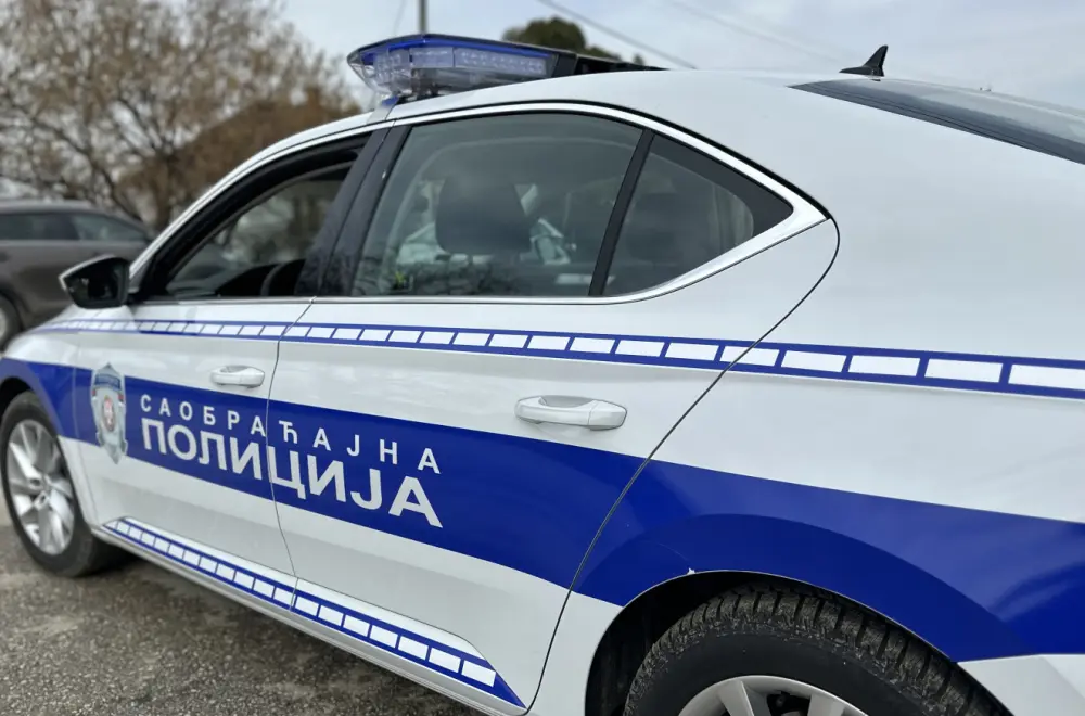 Vozio prebrzo i zauzeo levu traku, pa policajcima ponudio novac da mu ne napišu kaznu: Uhapšen državljanin Severne Makedonije