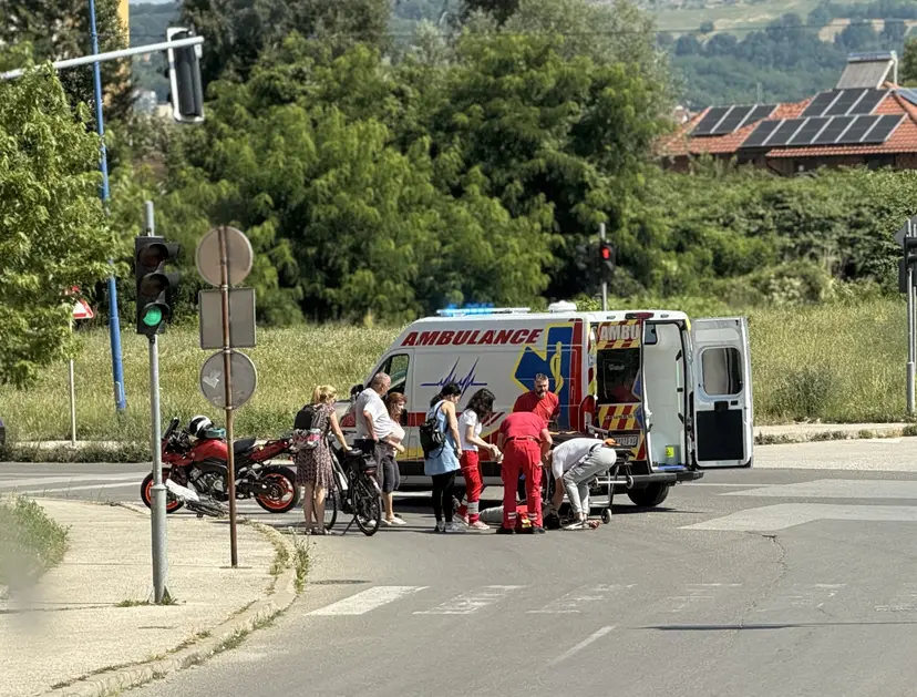 Biciklista pao na kolovoz: Nezgoda u širem centru Čačka, sve se dogodilo kad je vozilo skretalo na zeleno svetlo (FOTO)(VIDEO)