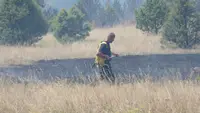 VATRENA STIHIJA BESNI NA STOLOVIMA: Helikopter MUP-a iz vazduha gasi požar, već danima traje teška borba sa plamenom