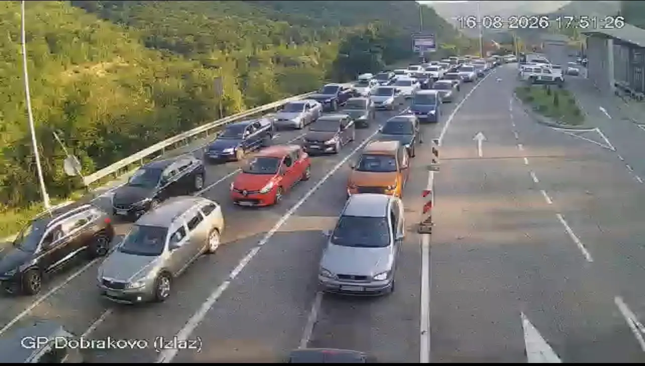 Kolaps na ovom graničnom prelazu, formirana kilometarska kolona: Ogromne gužve ove nedelje na graničnom prelazu Dobrakovo (FOTO)