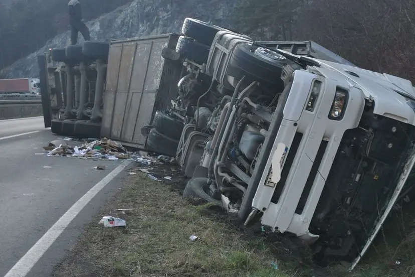 Horor na Ibarskoj magistrali: Silovit sudar kamiona i putničkog vozila - tertnjak prevrnut a auto  u kanalu