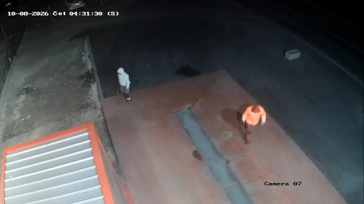 Brutalno nasilje u Čačku: Maskirani napadači upali na samouslužnu perionicu i demolirali je - sve zabeležile sigurnosne kamere (FOTO)(VIDEO)