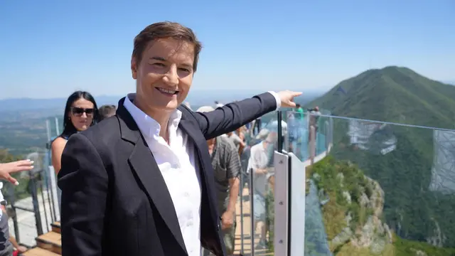 Ana Brnabić na staklenom vidikovcu / foto: RINA