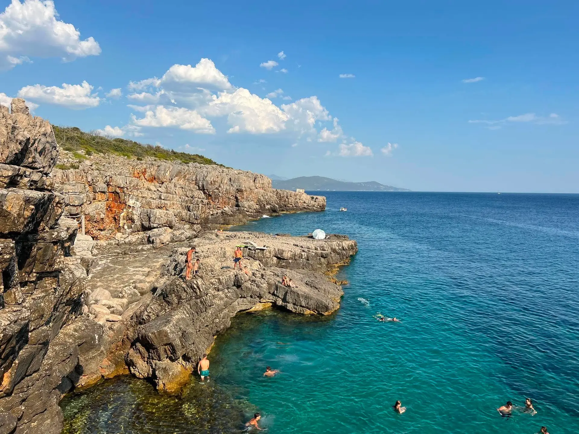 Ovde nema ni ležaljki, ni suncobrana samo tirkizno more i kaskadne stene: Rt Veslo jedna je od najlepših plaža u Crnoj Gori - evo gde se nalazi (FOTO)