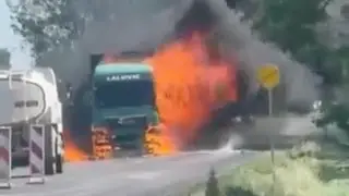 Buktinja kod Kule: Gori šleper na putu između Sivca i Kljajićeva, gust dim prekrio saobraćajnicu (FOTO)(VIDEO)