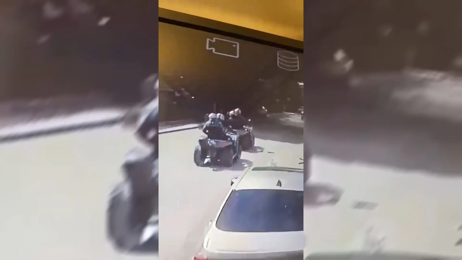 Pojavio se snimak brutalnog napada u Novom Pazaru: Napadači na kvad vozilima upali u ulicu, vlasniku radnje se bore za život (VIDEO)