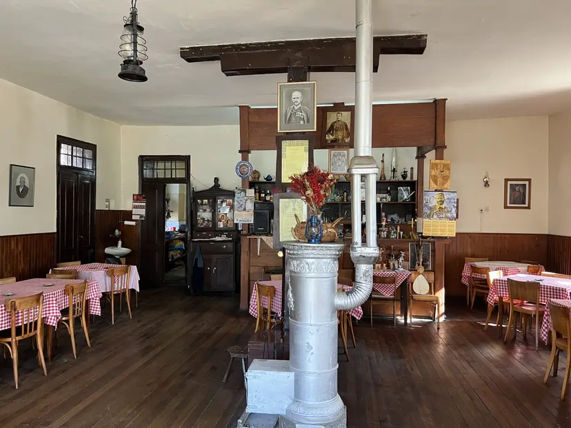 Karirani stolnjaci i viljuška sa Solunskog fronta: Ovo je najstarija kafana u Šumadiji, čuvar vremena i istorije - Dane nastavio dugu porodičnu tradiciju (FOTO)