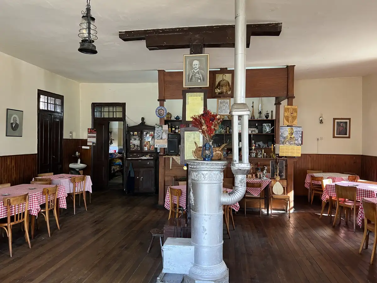 Karirani stolnjaci i viljuška sa Solunskog fronta: Ovo je najstarija kafana u Šumadiji, čuvar vremena i istorije - Dane nastavio dugu porodičnu tradiciju (FOTO)