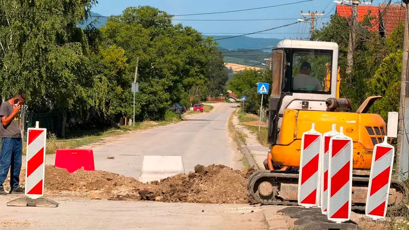 Nema razloga za paniku: Tokom izvođenja radova u Konjevićima kod Čačka oštećena gasovodna cev - vatrogasci brzo rešili problem (FOTO)